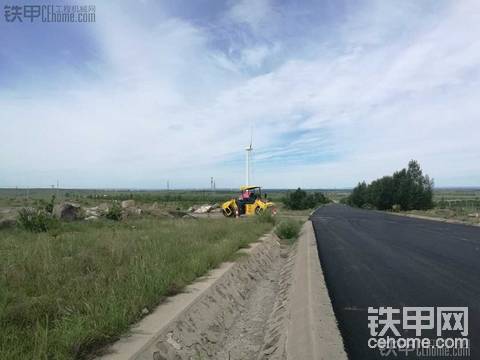 藍天白云下，遠方的壓路機更漂亮