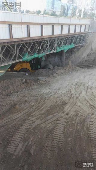 大铲、小铲、小挖、压路机地下通道两侧回填土方