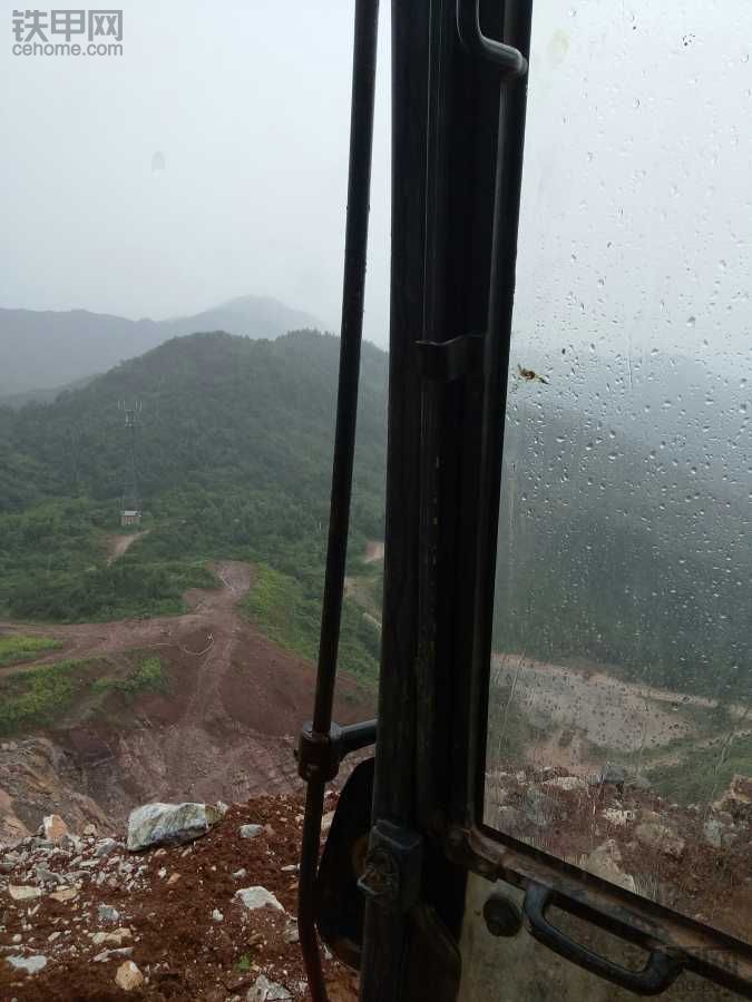 下雨了老板的人民幣要只付我的工錢了，不是我想休息