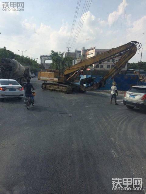 今天看见的，桩机上路。