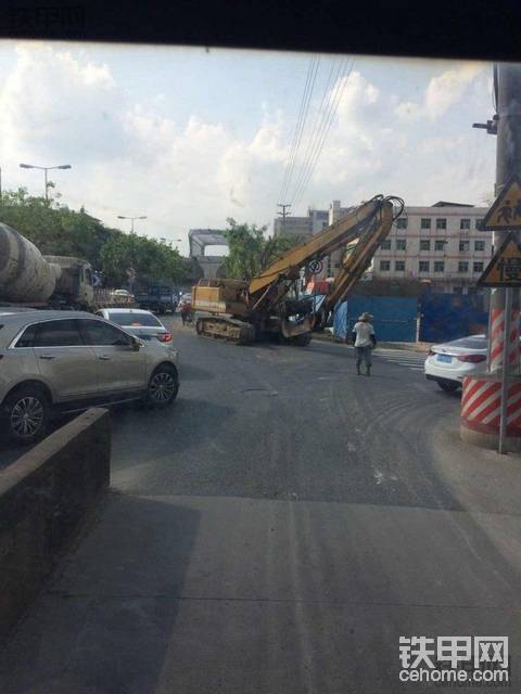 今天看见的，桩机上路。