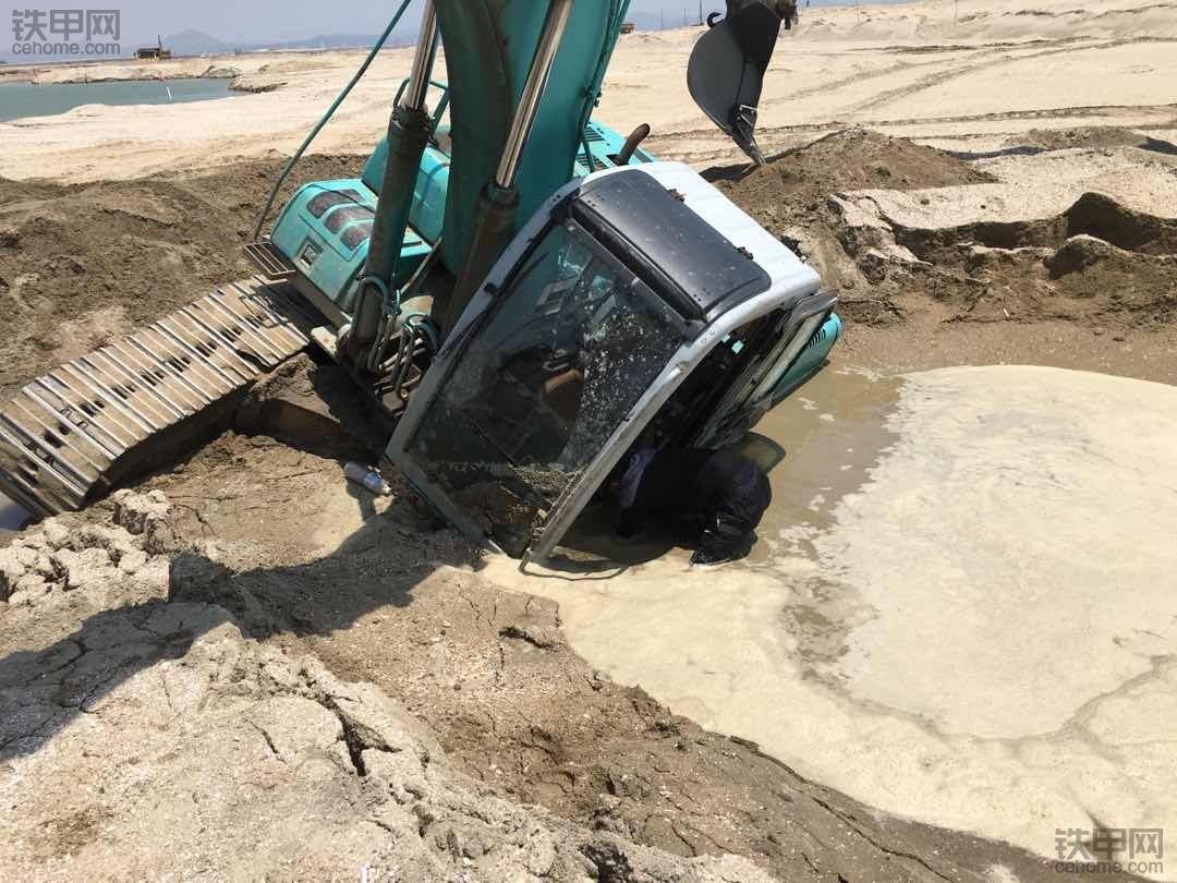 神鋼挖掘機(jī)陷車了