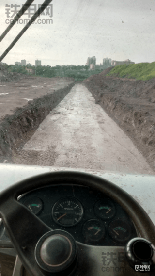 与压路机同行，路通220B路过...！