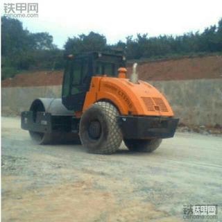 与压路机同行，路通220B路过...！