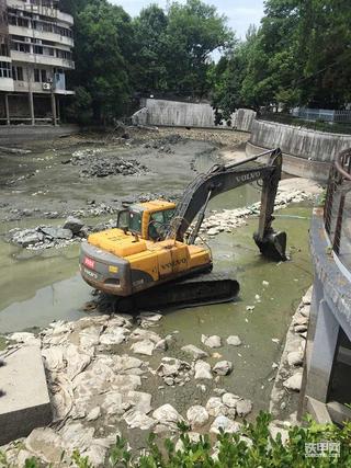 大夏天干这种活，郁闷了