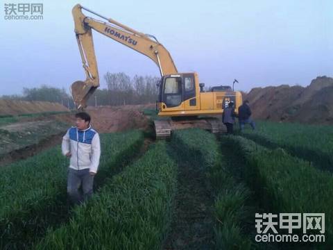 【沃爾沃 曬出你的愛機和愛姬】風(fēng)雨十幾年 挖機路上不平