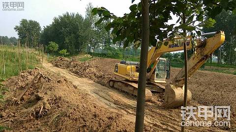 【沃爾沃 曬出你的愛機和愛姬】風(fēng)雨十幾年 挖機路上不平