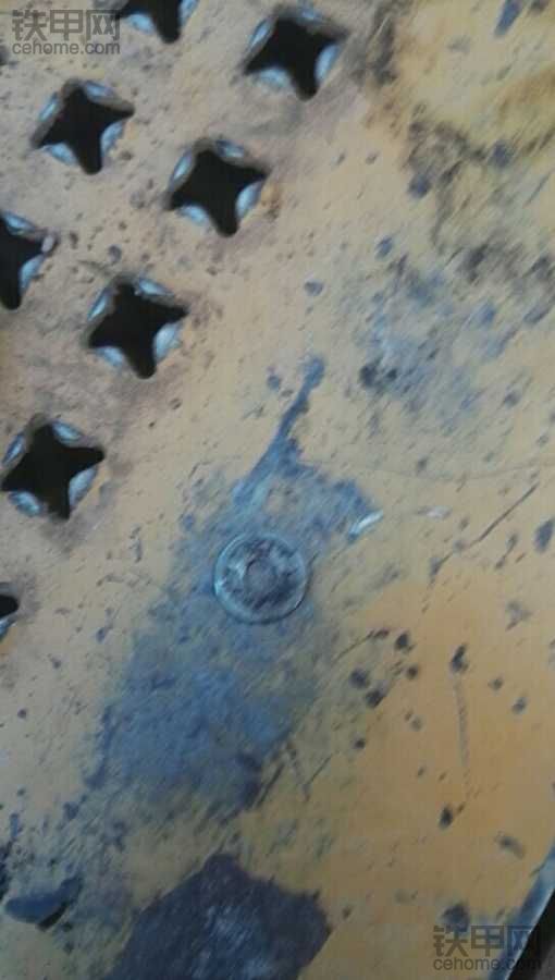 卡特挖掘机320c机油盖螺丝掉到气门室里去了