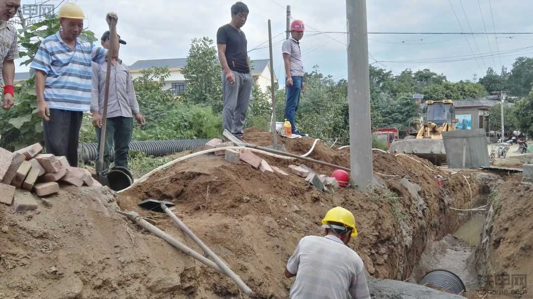 8月時光，小松70-已干70小時，中臂電線打了，修中臂，