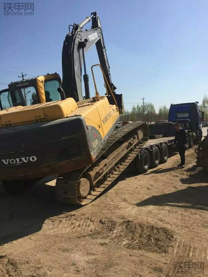 沃爾沃挖機(jī)裝車走起