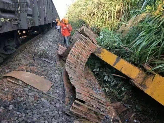 挖掘机撞火车