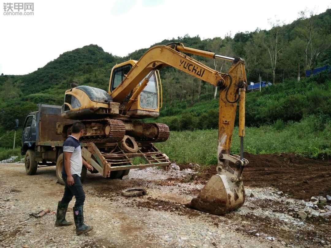 看小挖上拖車