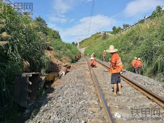 萍鄉(xiāng)一大型挖掘機山上滾下砸中火車頭(圖)