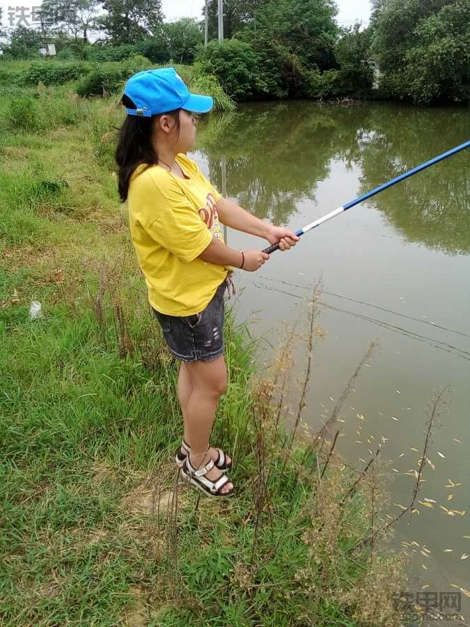 美女釣魚