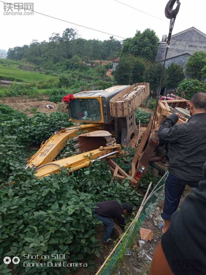 300小時山東臨工連車一起翻翻翻了………