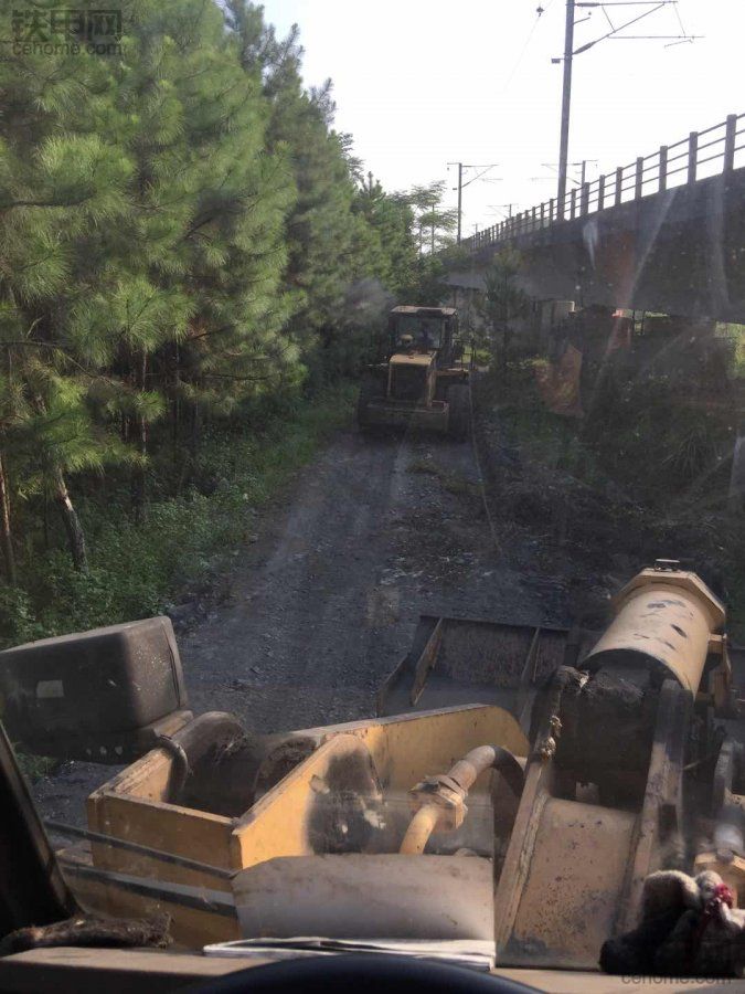 這老哥直接跳車