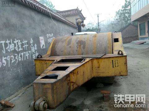 拖式压路机。