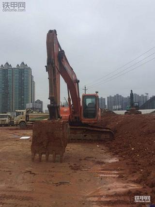 陪伴了我5年的挖機，今天終于上了別人的板車走了！