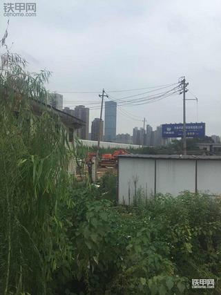 陪伴了我5年的挖機，今天終于上了別人的板車走了！