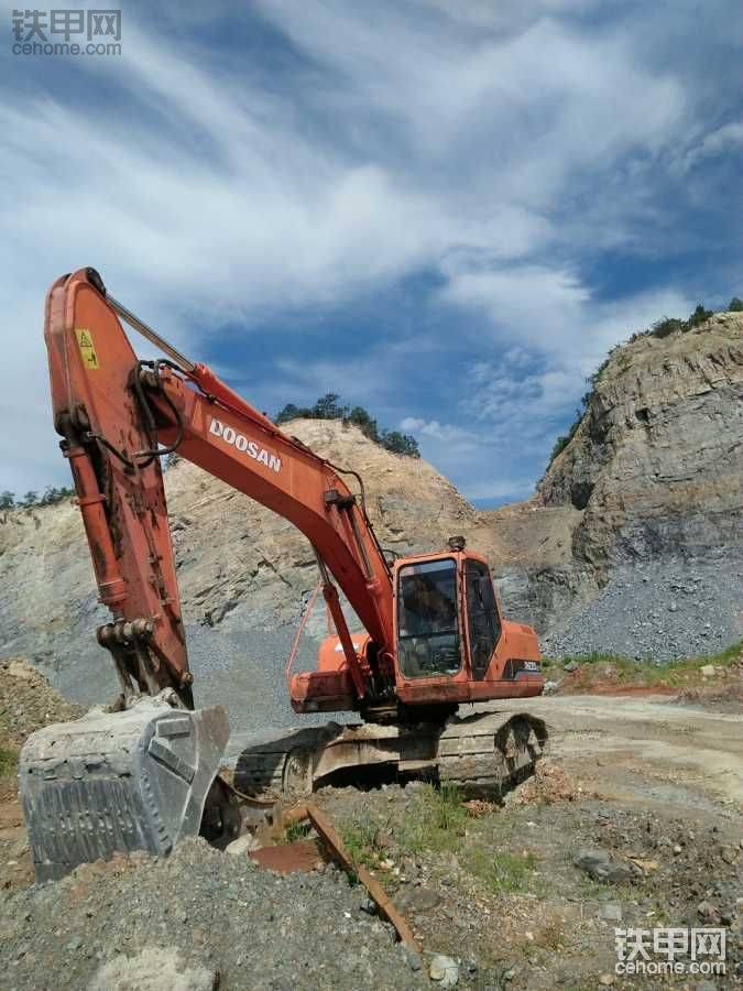 14000小时的斗山DH220-7LC挖掘机