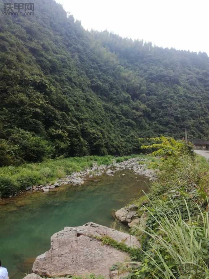 終于出來了，沒信號，沒美女，車壞了補個輪胎的都沒有