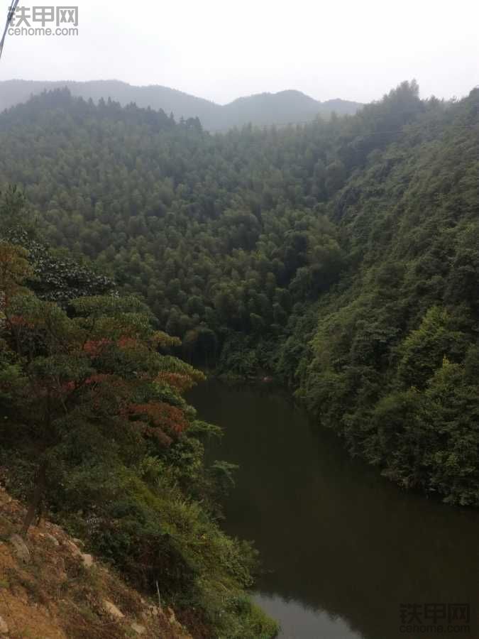 終于出來了，沒信號，沒美女，車壞了補個輪胎的都沒有