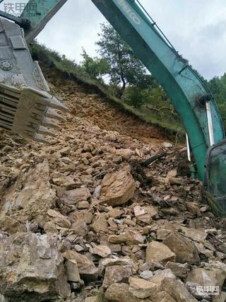 神钢260挖掘机遭遇塌方惊险一刻，驾驶员平安无事