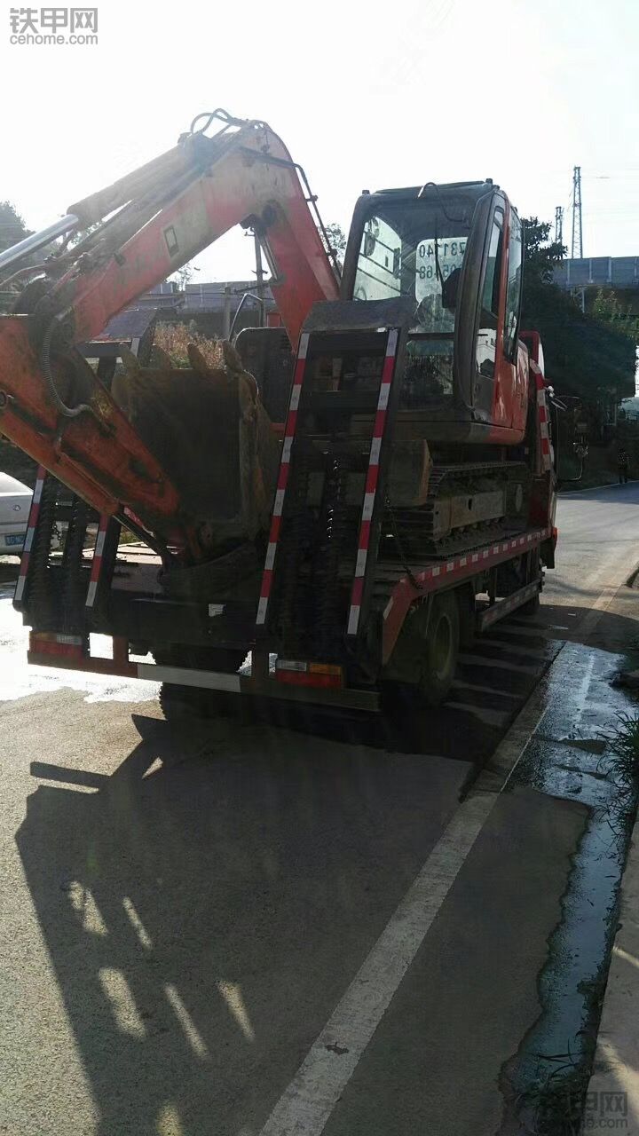 新提一輛藍牌大馬力平板運輸車，挖機轉(zhuǎn)運中