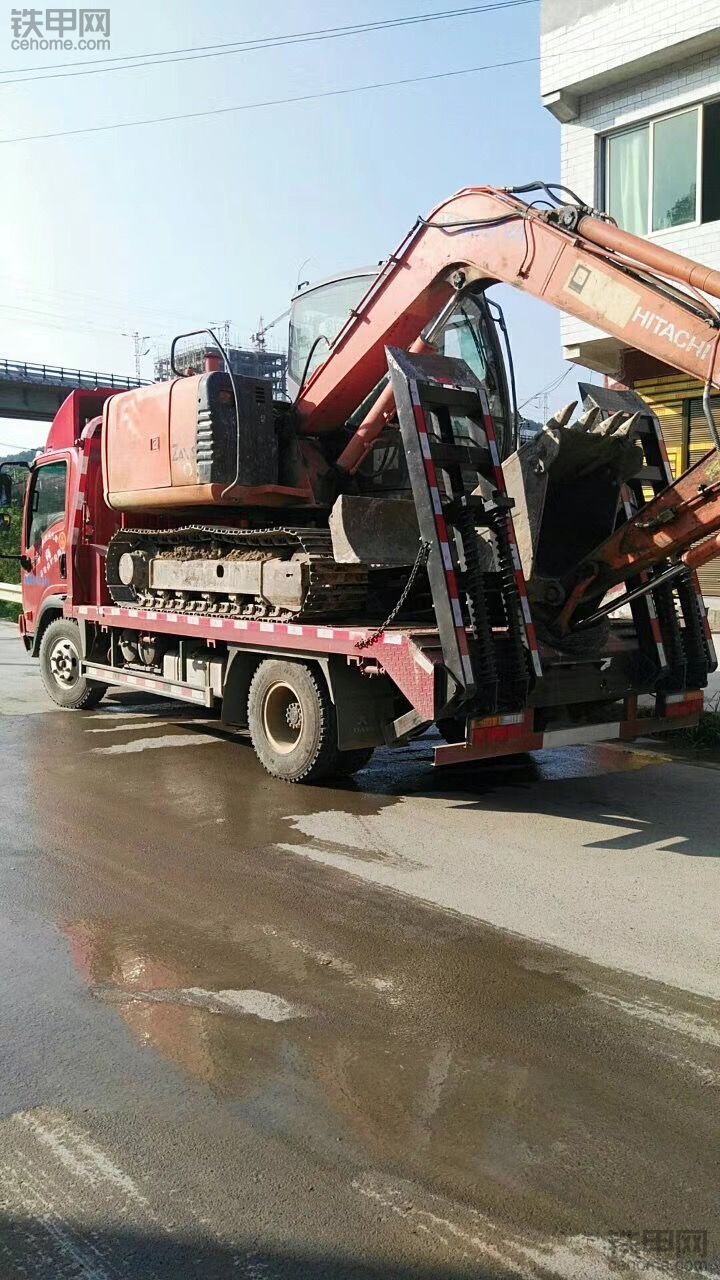 新提一輛藍牌大馬力平板運輸車，挖機轉(zhuǎn)運中