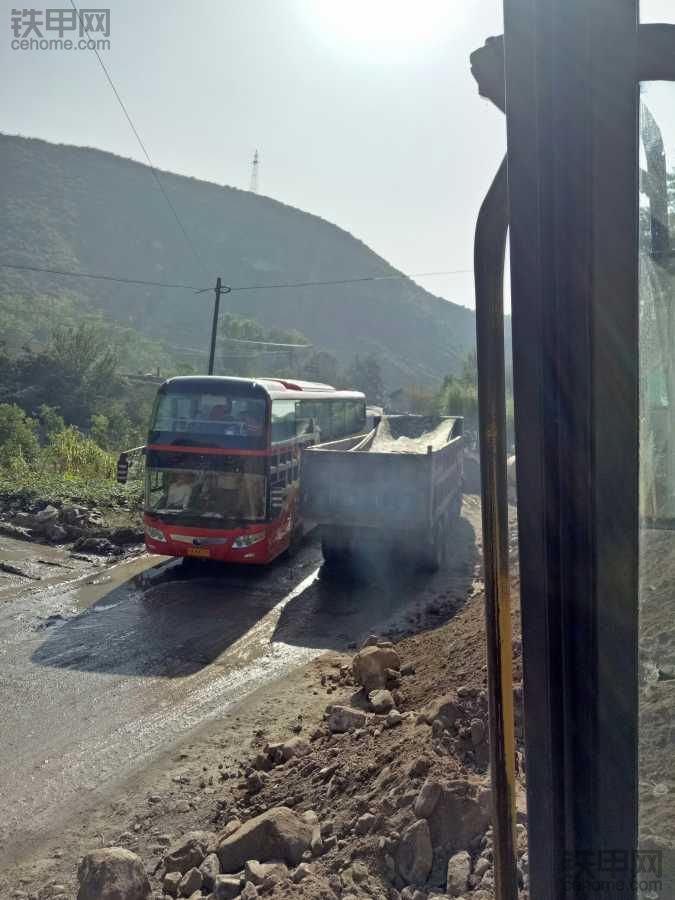 工地這里又堵車了