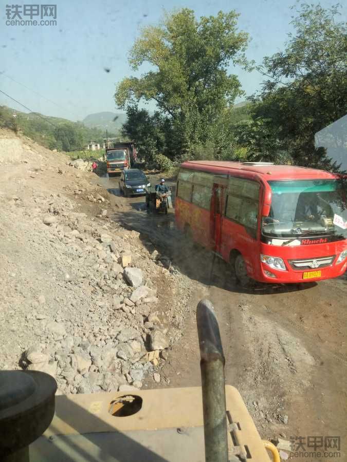 工地這里又堵車了