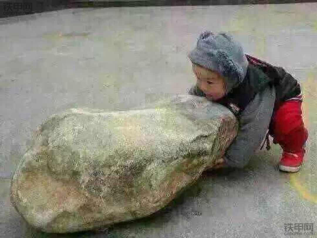 小孩搬石头
