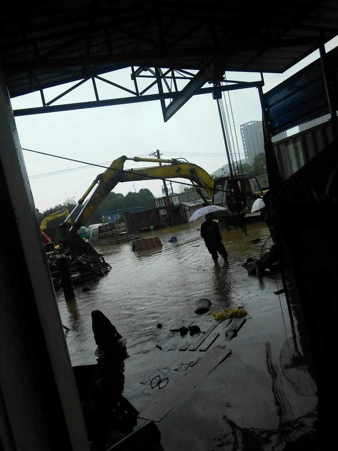 大风大雨把厂淹了