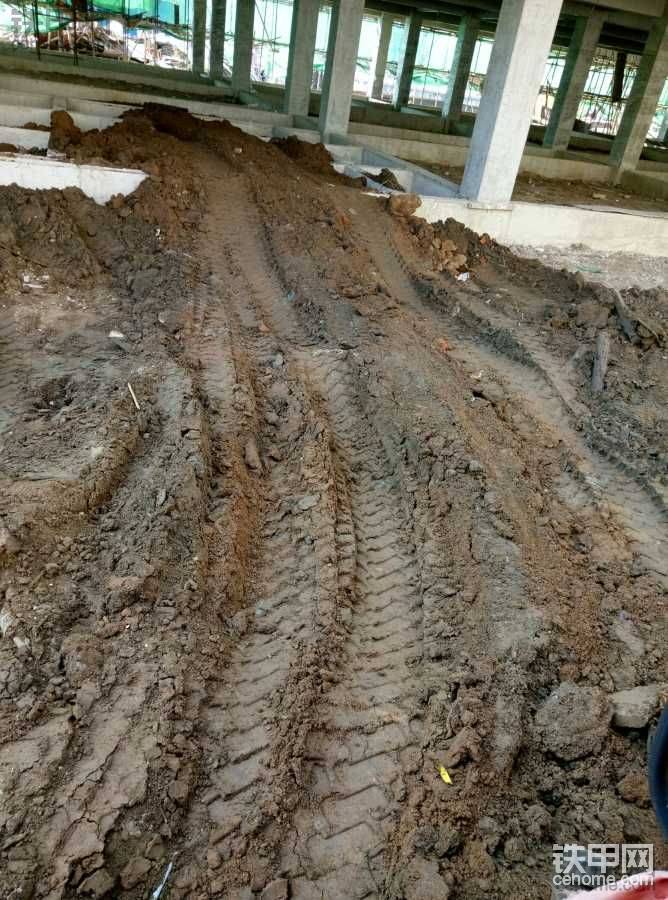 回填土 干的好艱難，車走不動。-帖子圖片