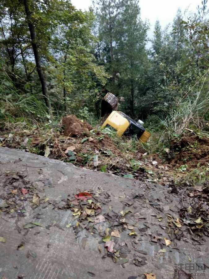 雨天注意挖機打滑