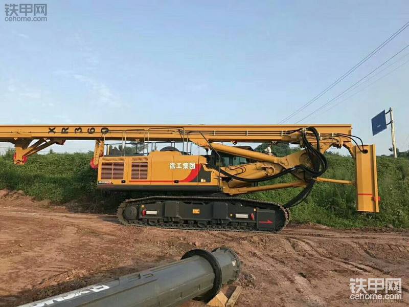 準(zhǔn)備開始工作的旋挖機(jī)