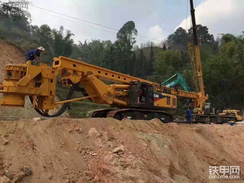 正在裝機(jī)的旋挖機(jī)器