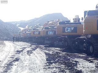 上班时间到了!几百台矿山挖机震撼出征！多大的工程啊！