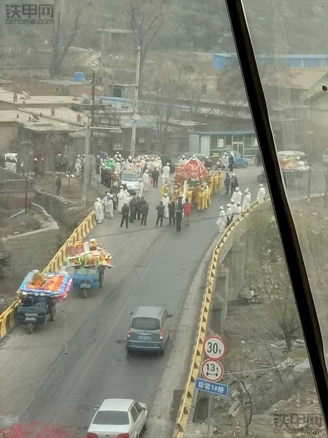 工地跟前村里有個(gè)出殯的