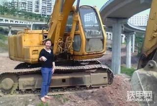 合格的挖机司机老婆就该这样！？敢不敢转给你的女人看？