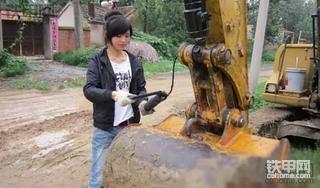 合格的挖机司机老婆就该这样！？敢不敢转给你的女人看？