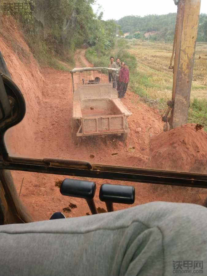 裝全路況越野車