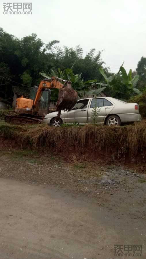 真的是砸爛的車 不是救車