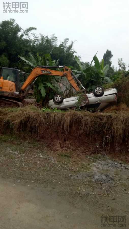 真的是砸爛的車 不是救車