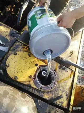 可怕！挖机液压油变黑，离报废就不远了……