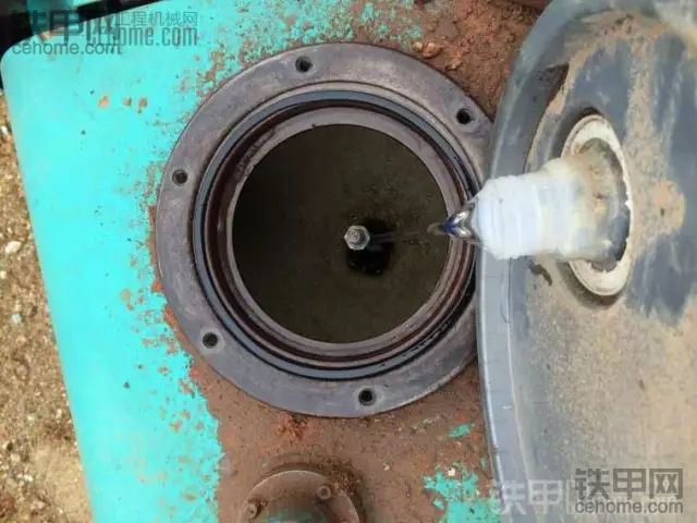 可怕！挖機(jī)液壓油變黑，離報廢就不遠(yuǎn)了……