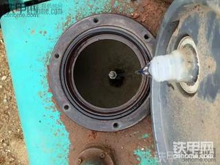 可怕！挖机液压油变黑，离报废就不远了……