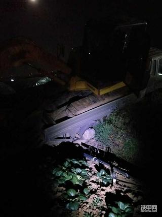 苍天保佑   万幸挖机没有掉下来