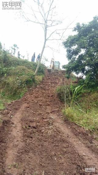 三一60开荒山 路太陡 没法降 玻璃都撞坏了