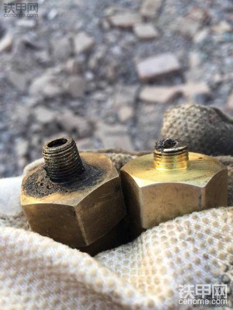 卡特320C机油压力感应塞拧断了